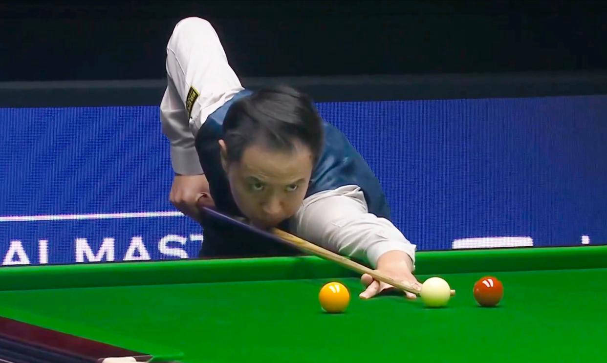 教练讨论如 教练讨论如